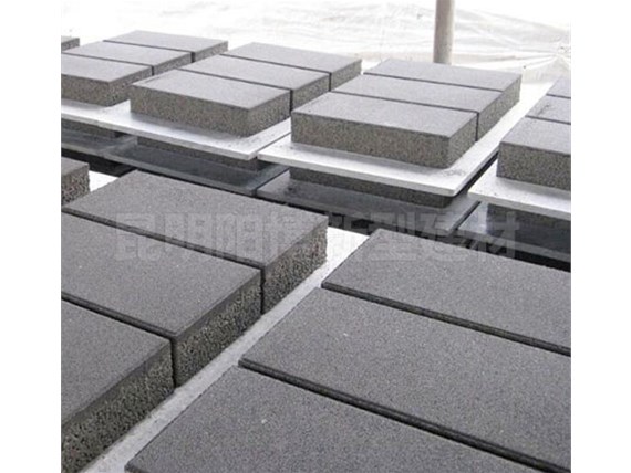 生態(tài)透水磚所需基礎工程對比傳統(tǒng)鋪路，哪種更節(jié)約？昆明陽博水泥制品廠家告訴你